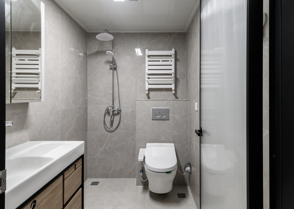 主人房的卫生间采用了干湿分离设计，打造了双台盆设计，镜柜下方还设置了嵌入式下抽拉式纸巾，方便分散式收纳。