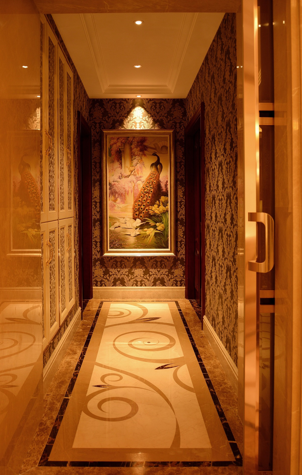 如果玄关墙面装饰的好看,客人就会对这个房间有一个好的印象,家人就会感到很温馨。