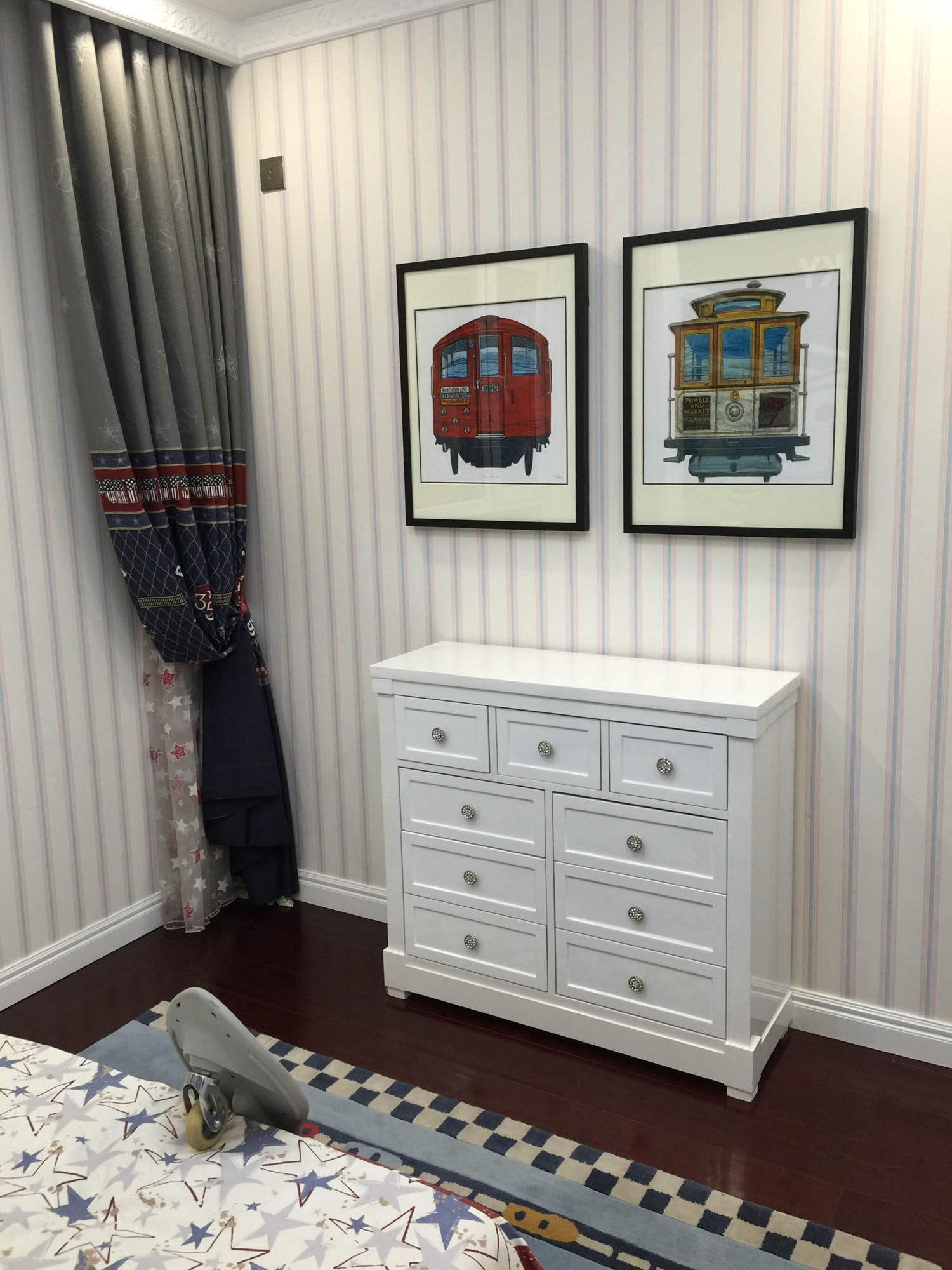 儿童房空间小，采用白色的小柜体设计，帮助孩子学会管理自己的小物品，学会收纳和分类，既实用又美观，墙上书架的设计也合理地向上利用空间。