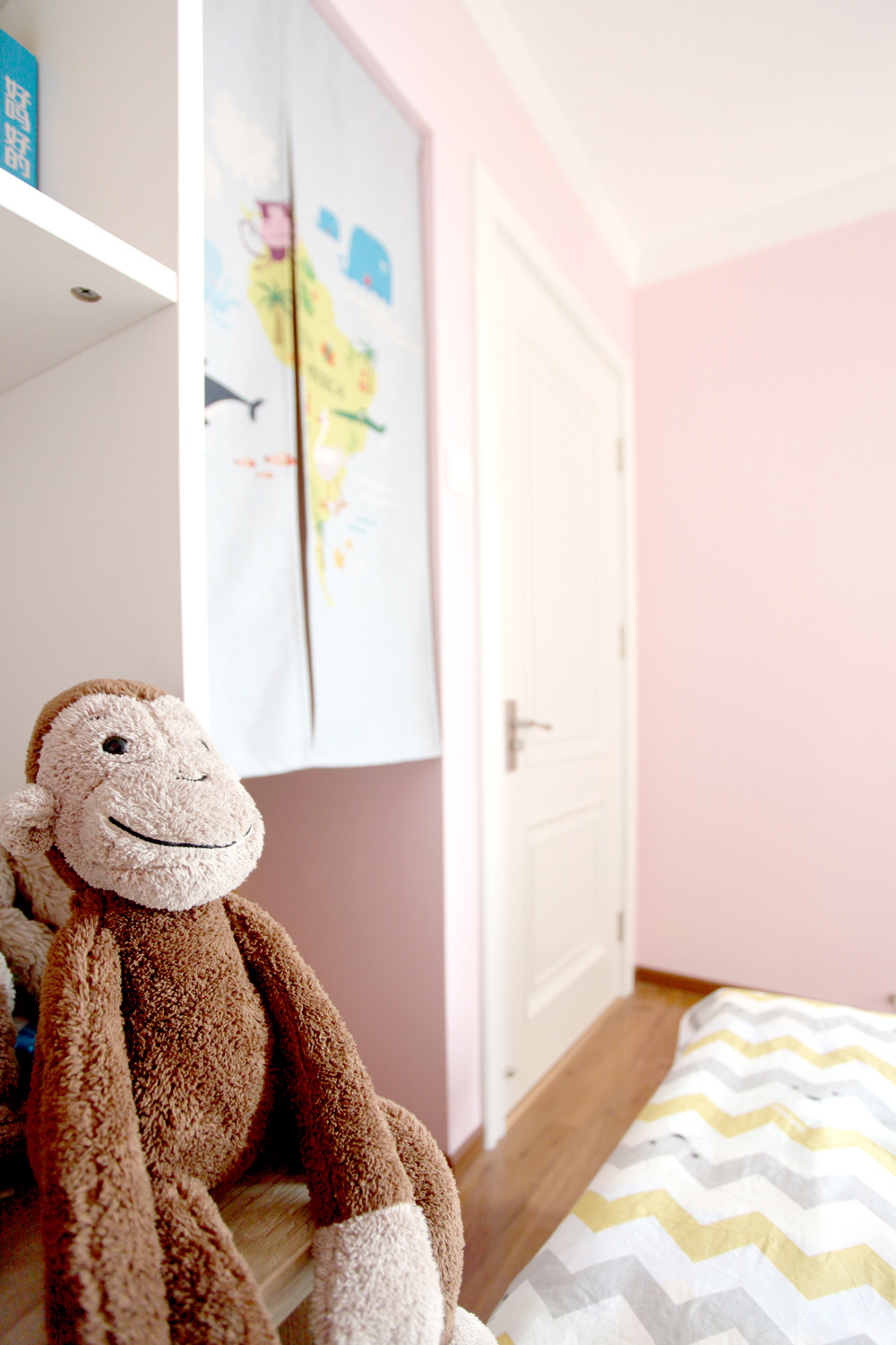 女儿房以粉色打底，温润的奶白色橱柜与浅粉搭配，为空间注入一丝甜蜜的想象，衣帽柜与护墙连为一体，整个空间既温馨又梦幻。