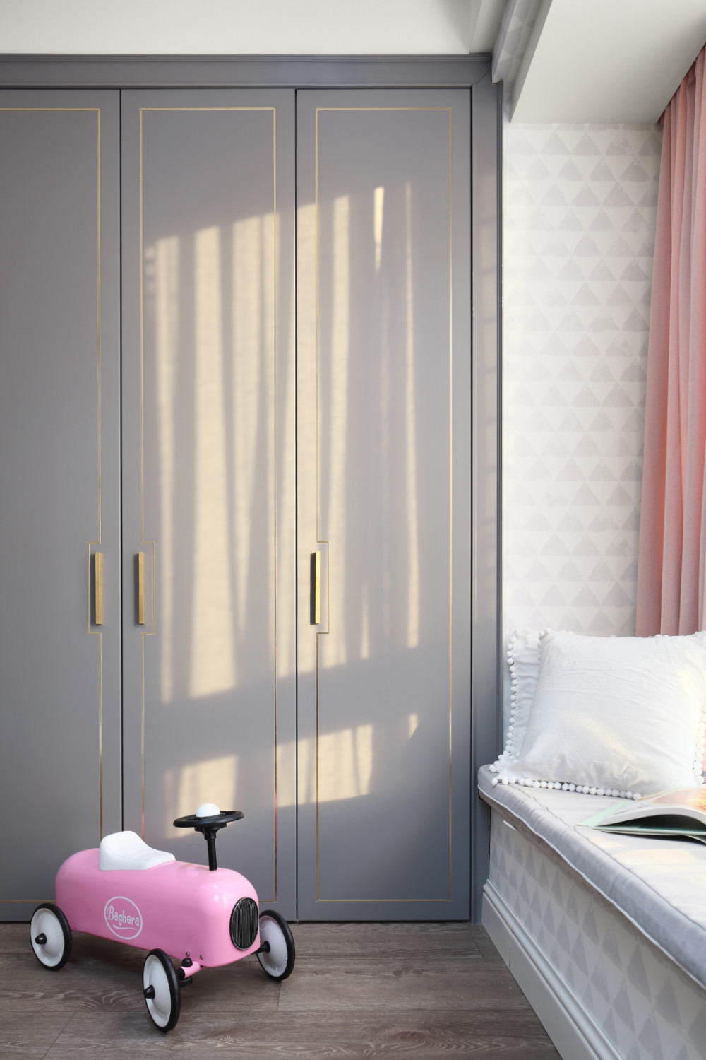 女孩房采用色块拼色的设计，浅灰搭配莫兰迪粉，带灰色调的粉形成和谐的视觉，看着就生动活泼。