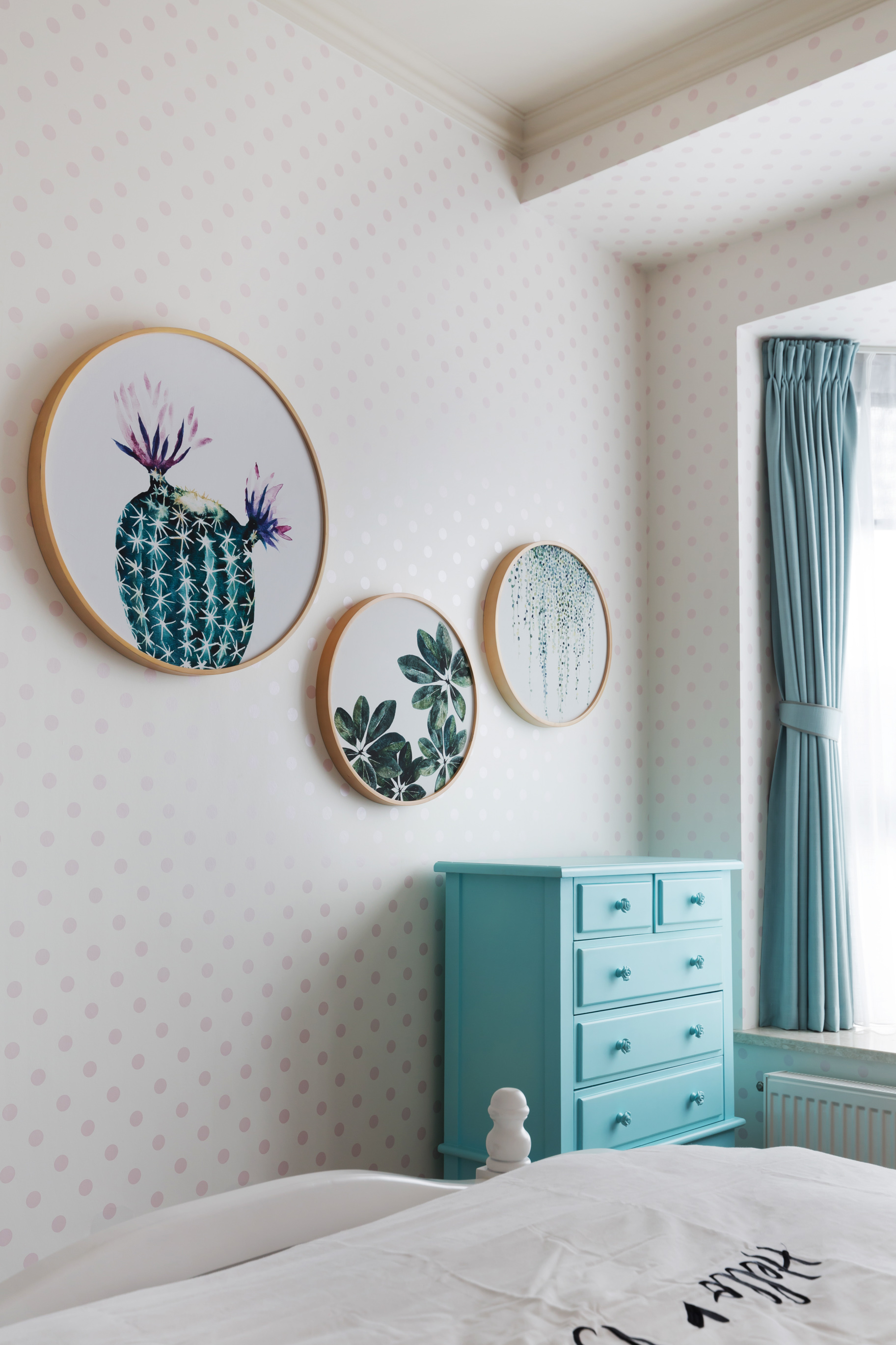 天蓝色的儿童房主色调，与白色搭配，整个空间瞬间温馨明亮，墙上搭配有艺术感的壁画，孩子仿佛成长于一个梦幻又和谐的海洋王国。