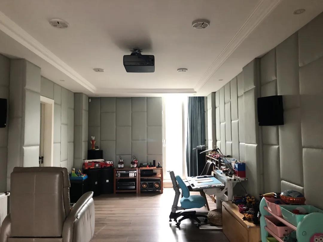 为了让小朋友居住的空间更温馨有趣，采用了多功能的设计，集合休息和玩耍、阅读为一体，充满童真。