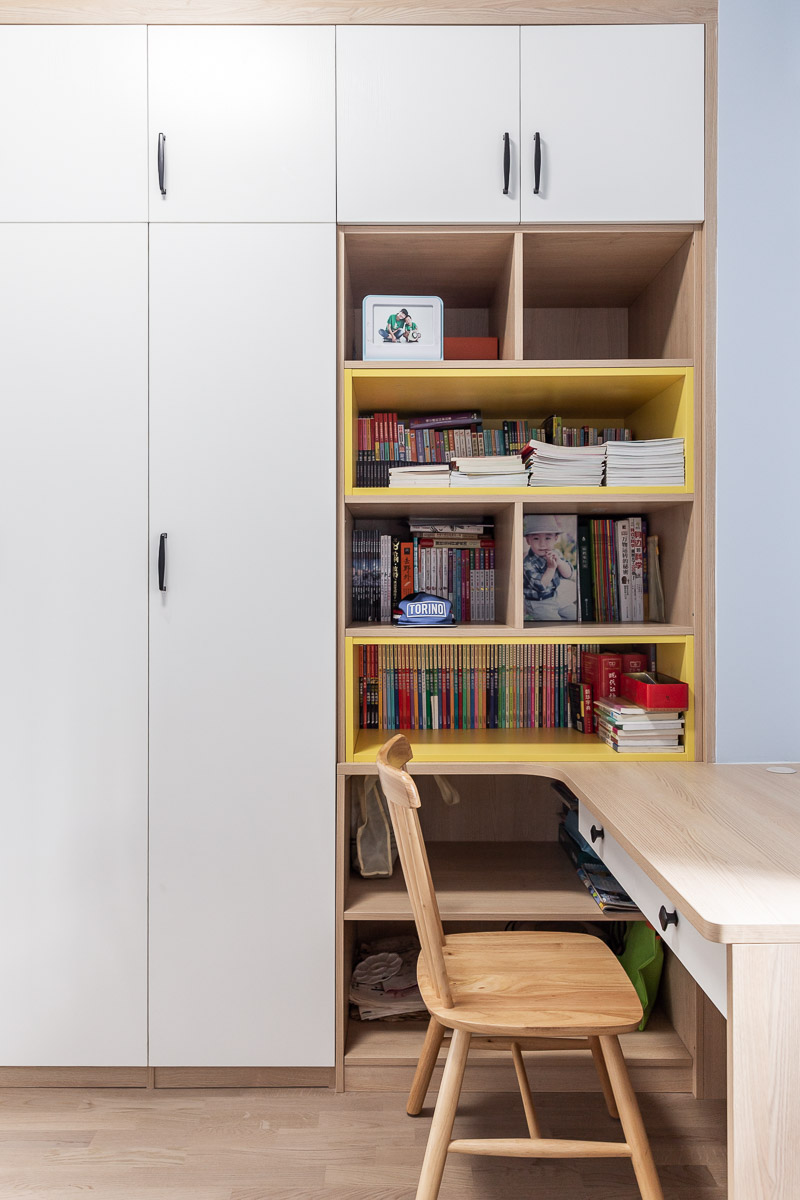 在儿童房靠近窗户的一侧，设计了一个长方形书桌，白天在这里学习可以有充足的自然光。这么长的学习桌主要是供后期父母陪同孩子学习的使用。家长的陪伴，对于儿童来说是多么的重要！