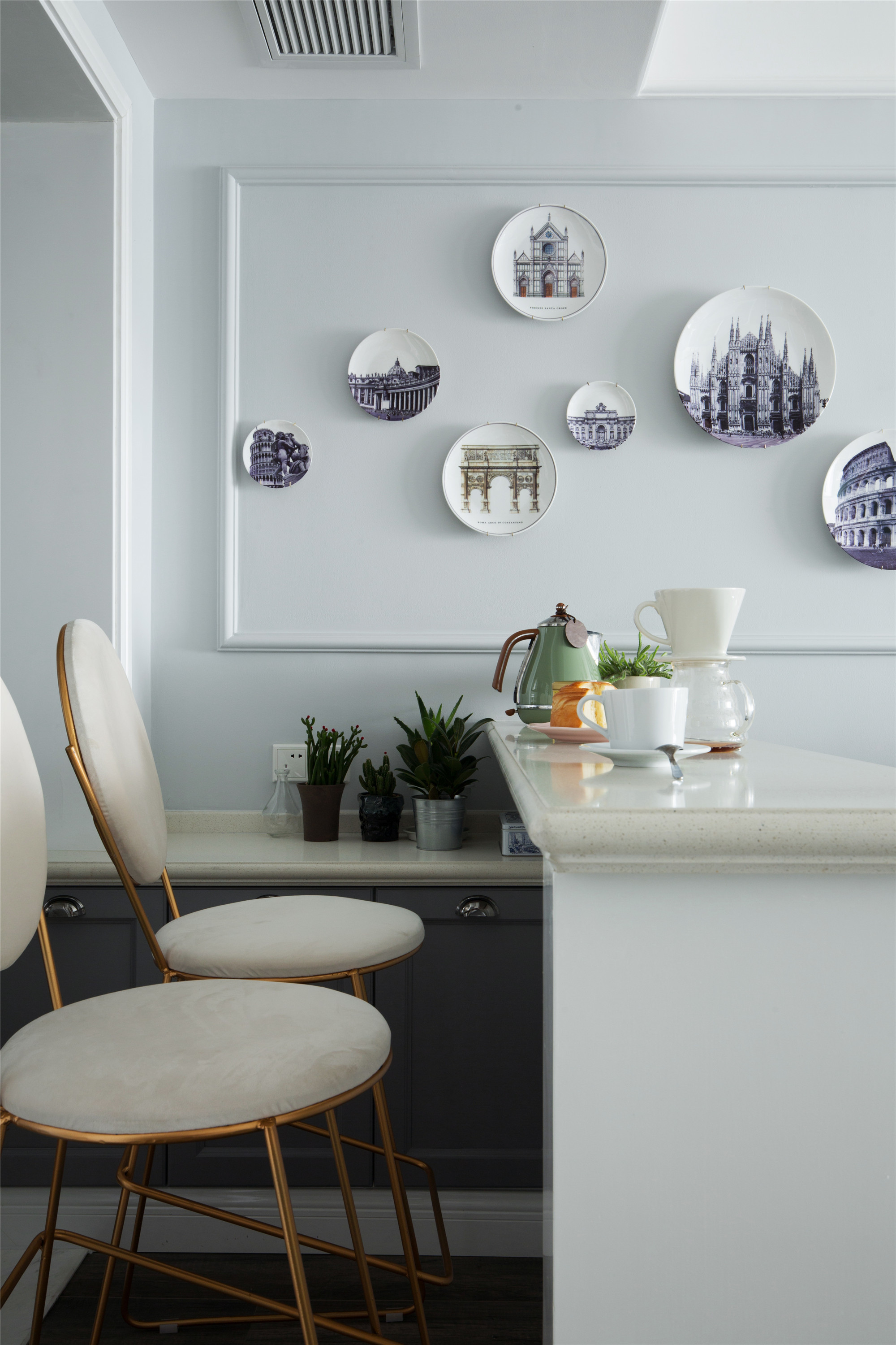 餐厅除了餐座椅的布置和摆放能够提高颜值，一些好看的装饰摆件也能增加它的颜值。