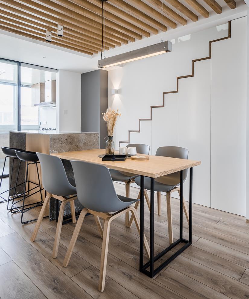 木质的餐桌更有个性，同时更耐看，喜欢这样的质感。