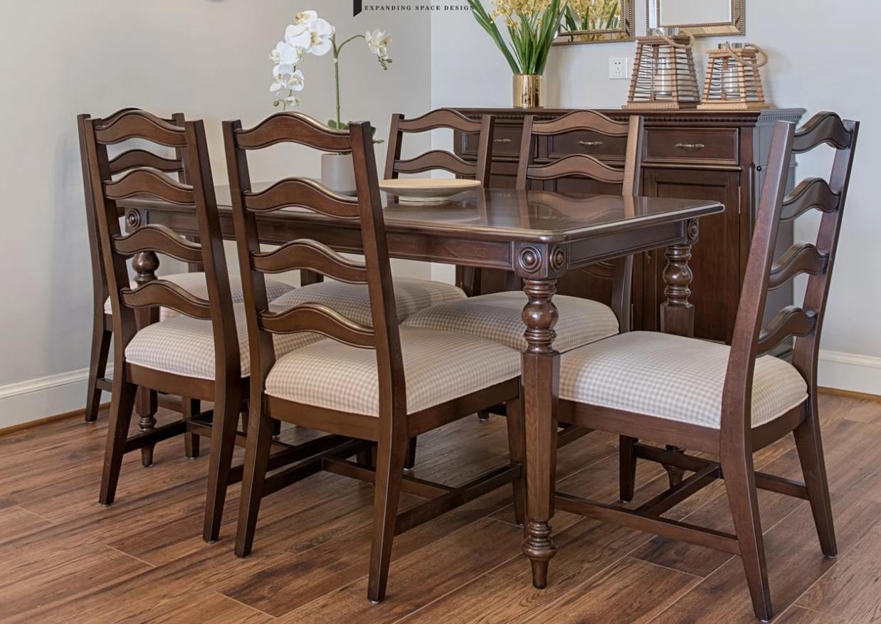 细腿的家居能够抬高视线，对于小户型格局家庭来说，这样的家具很实用且颜值高。