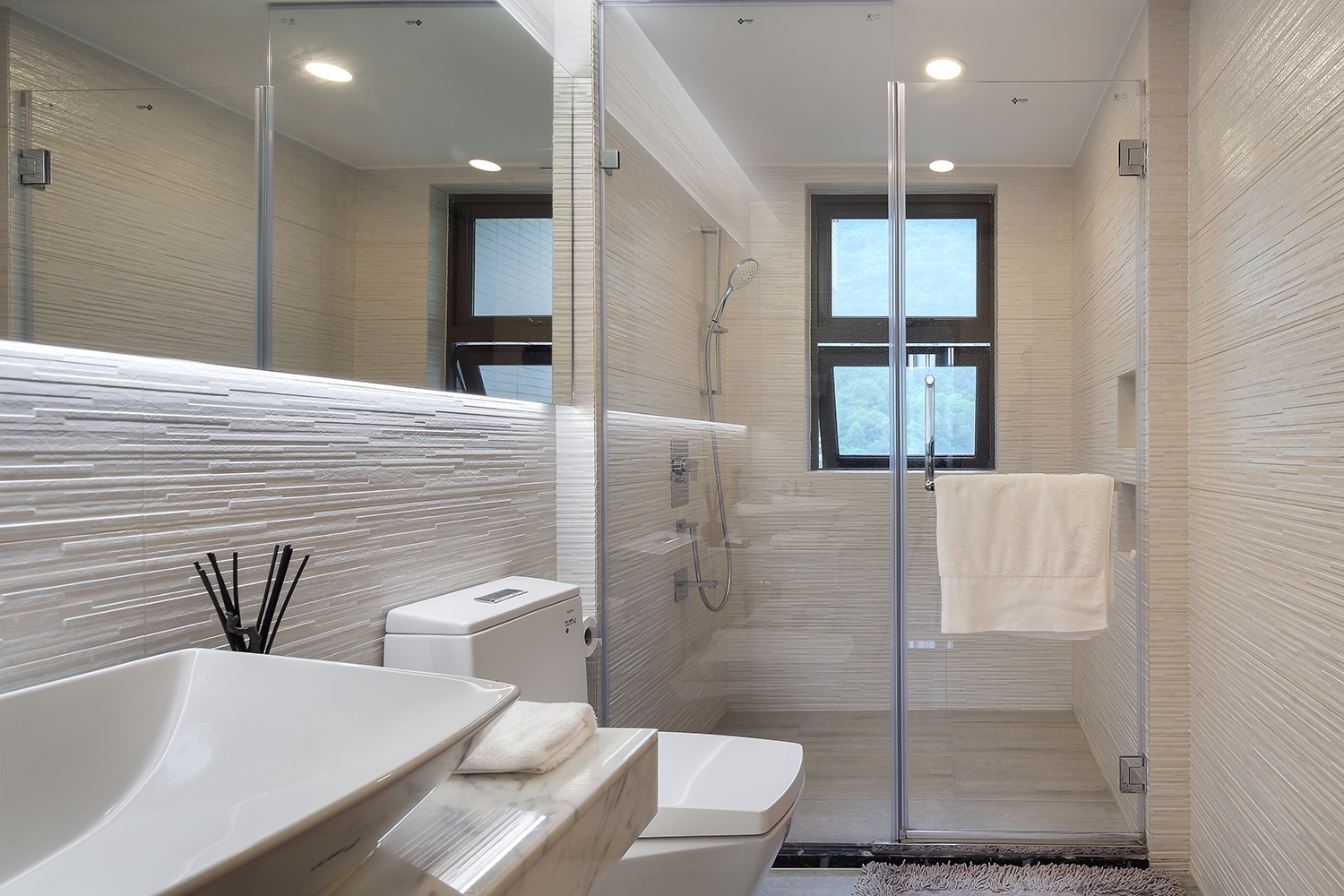 一般来说,为了让卫生间更加实用,我们在设计时需要遵循干湿分离的原理,将洗漱区、马桶区与淋浴区做好隔断,让各个功能区之间互不影响。针对不同卫生间的干湿分离也有不同方式。