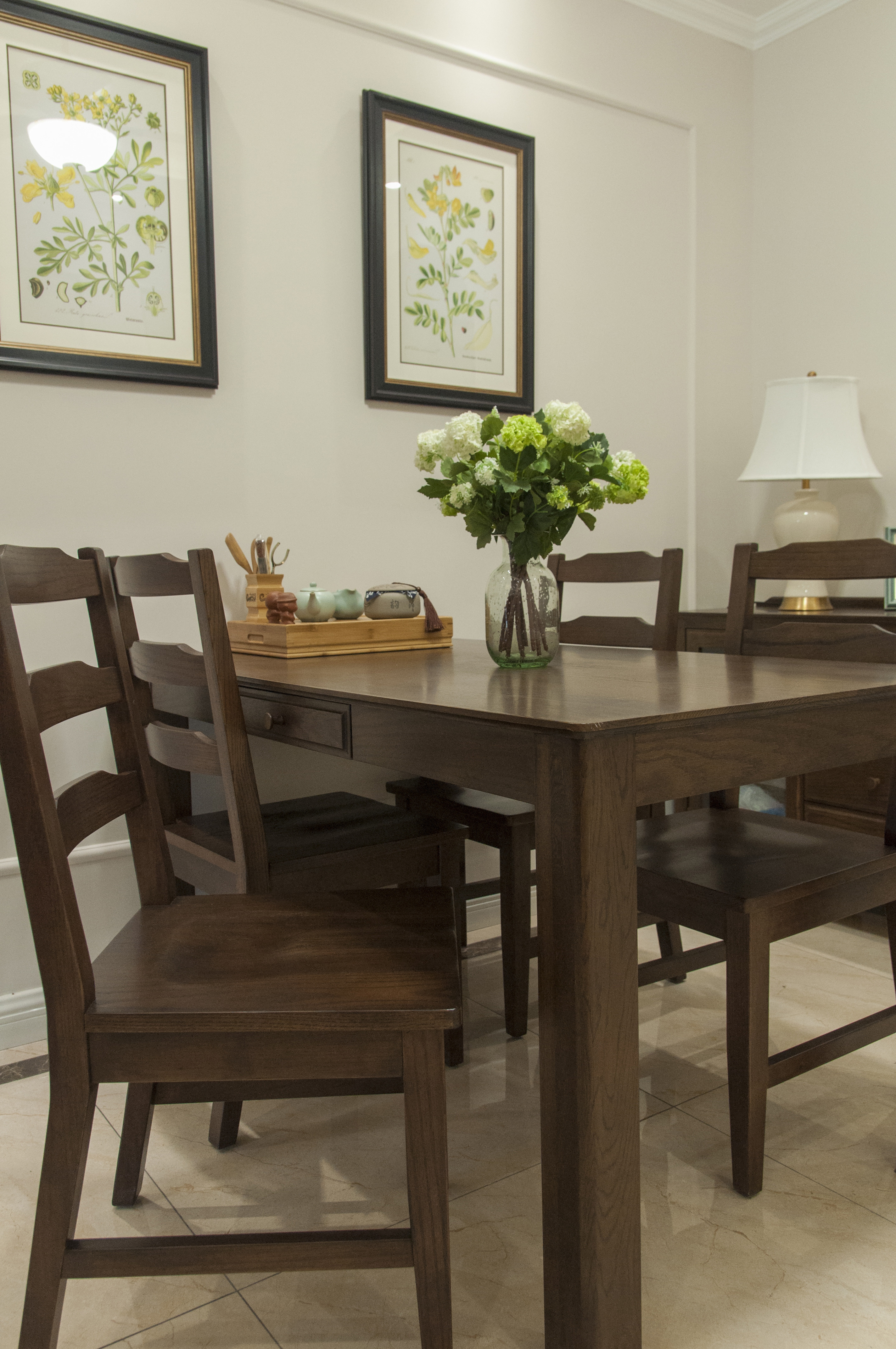 餐厅的设计和颜色搭配可以从上到下做搭配，选取餐桌椅的颜色为主色调，搭配墙壁挂画、软装摆件、灯具为辅助色，更能彰显出层次感。