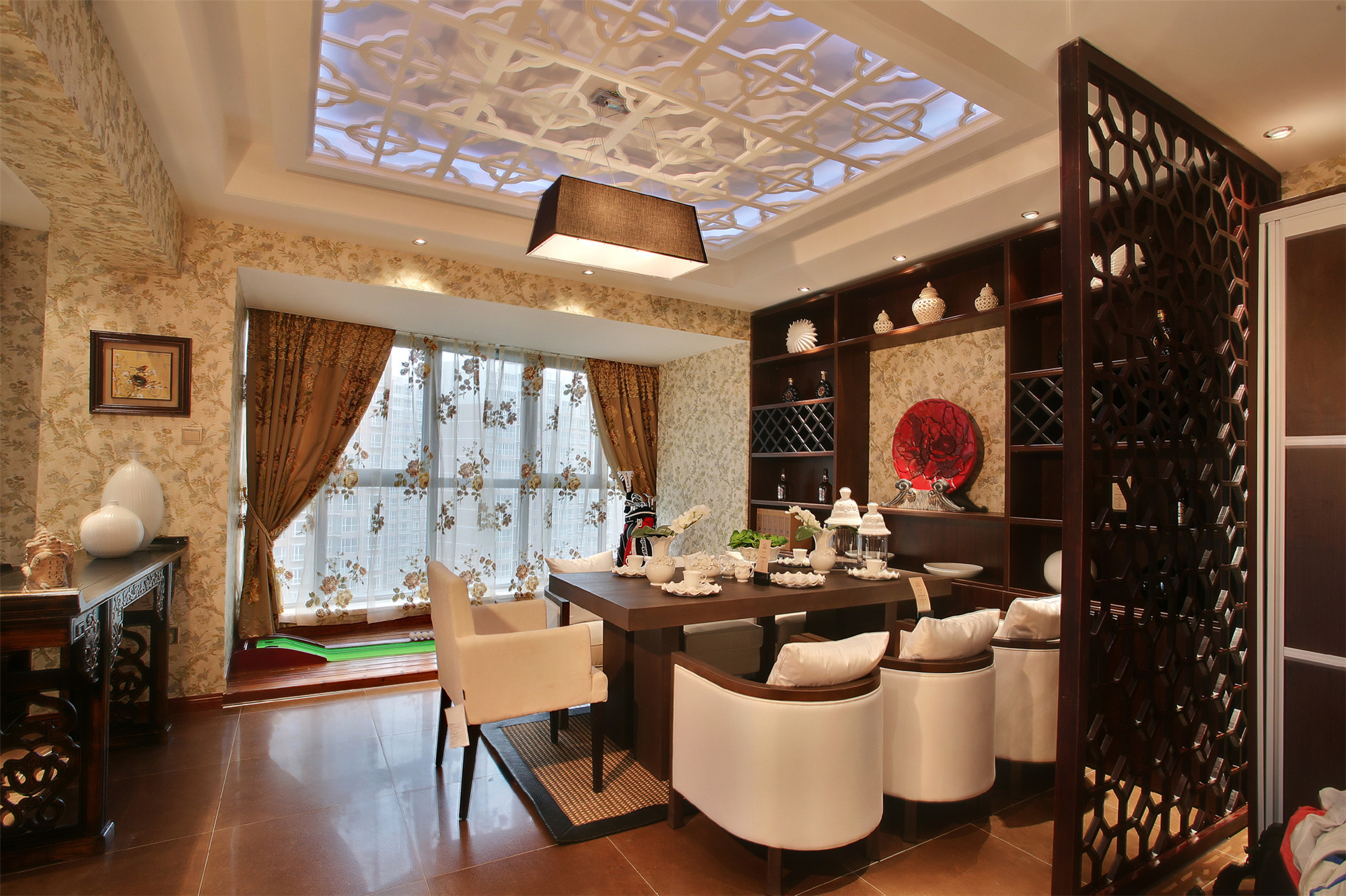 客餐厅一体化设计的餐厅格局，合理规划利用空间，同时增加家庭间的互动，让家庭关系更为亲密，同时空间格局更显宽敞 。