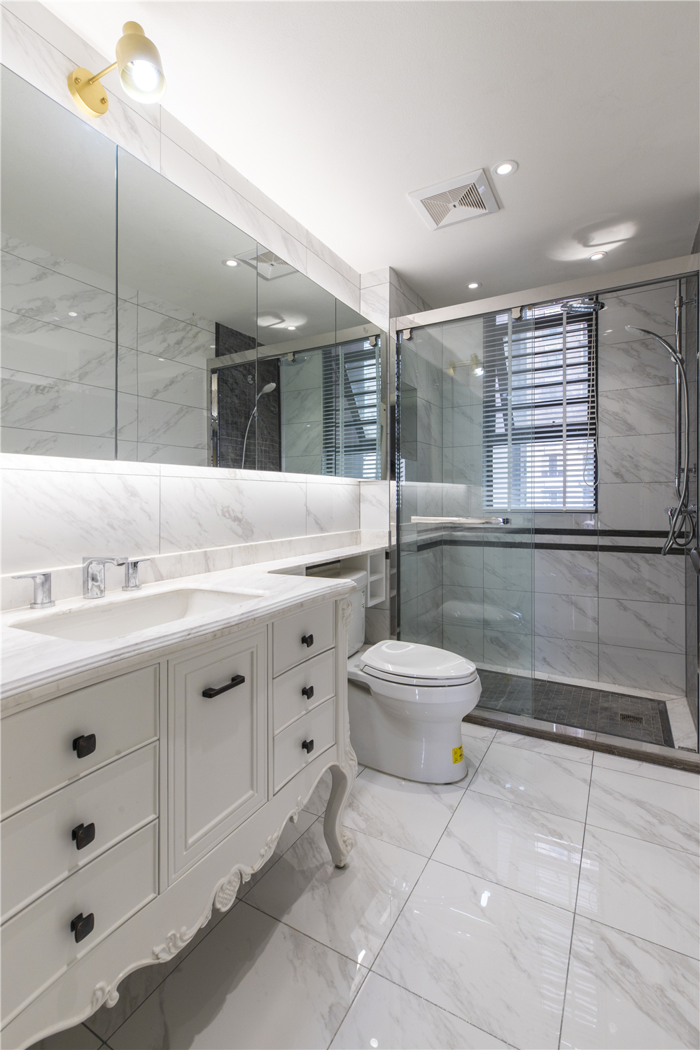 比较短小的卫生间或方形的卫生间，可能受到空间限制，并不适合并排式的摆放布局，更适合围合式或并排的摆放布局