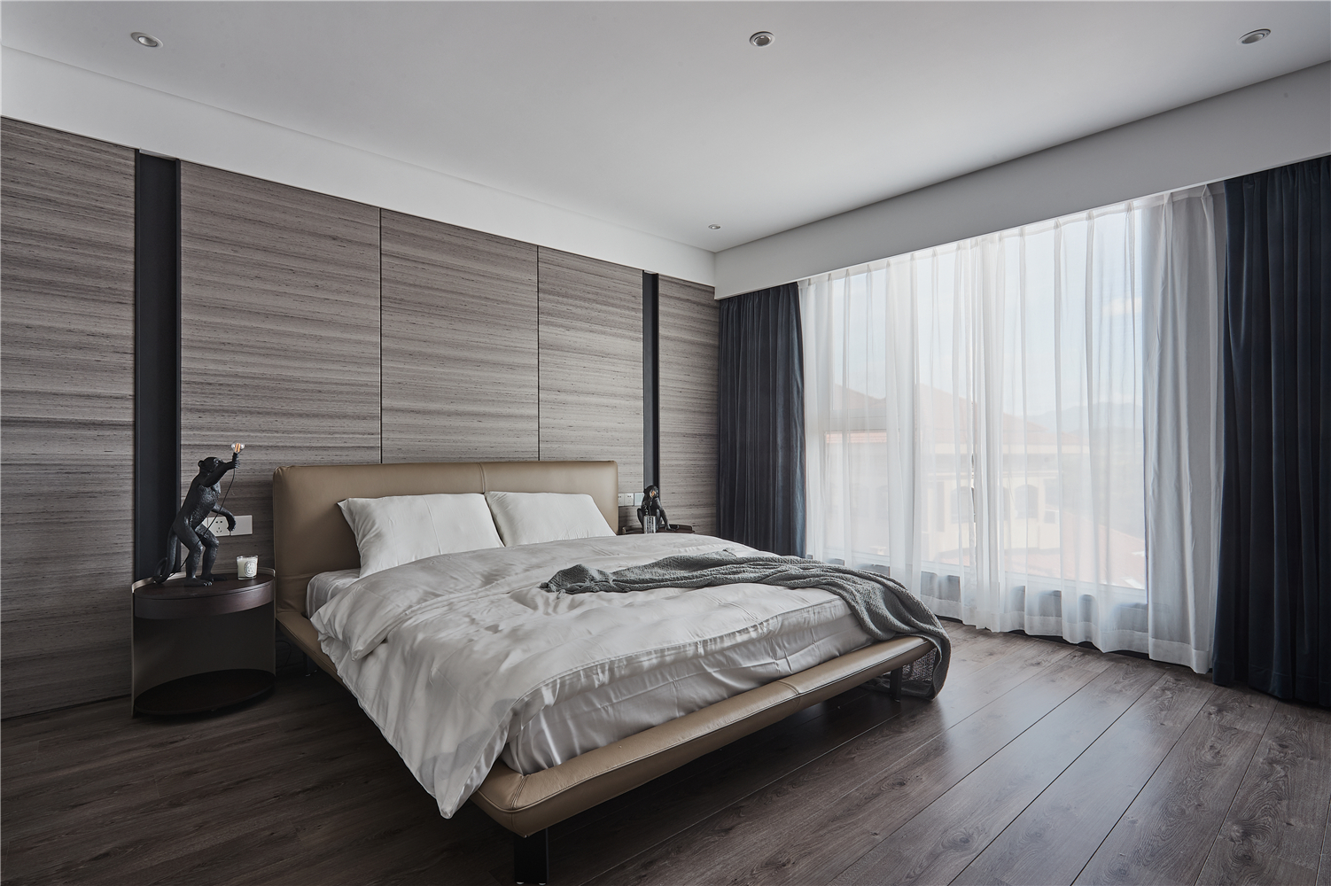 卧室采用木质元素加灰白色的搭配，让整体风格既简约又大气，体现了屋主对极简风格的现代化追求。