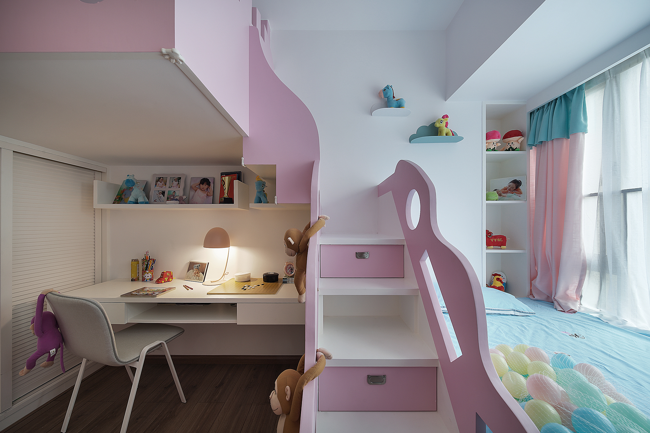 从成长性的角度来说，颜色要易于更换。建议高饱和度的颜色不要放在硬装(如墙壁)上，而是应该放在软装家居用品中(地毯、挂件、床单等)。