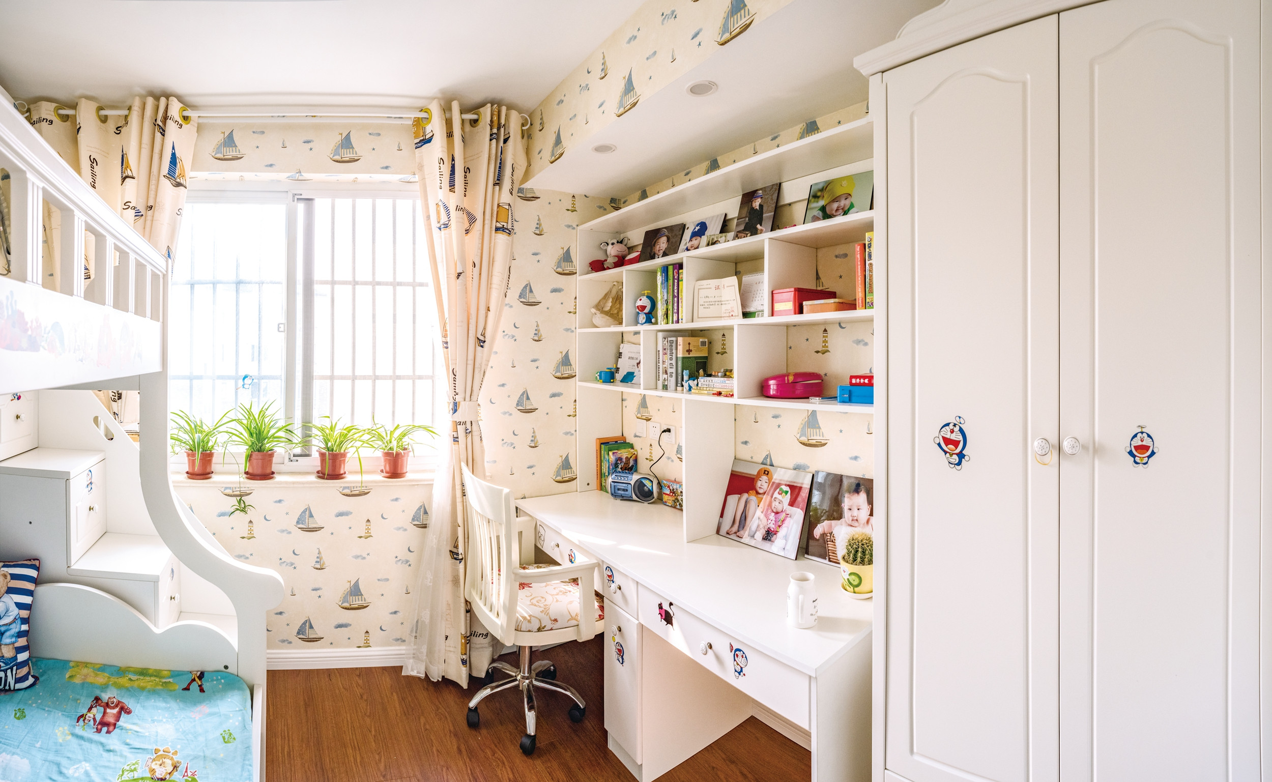 换一套不同风格的布艺装饰，换一幅不同风格的卡通挂画，就能给房间全新的感觉