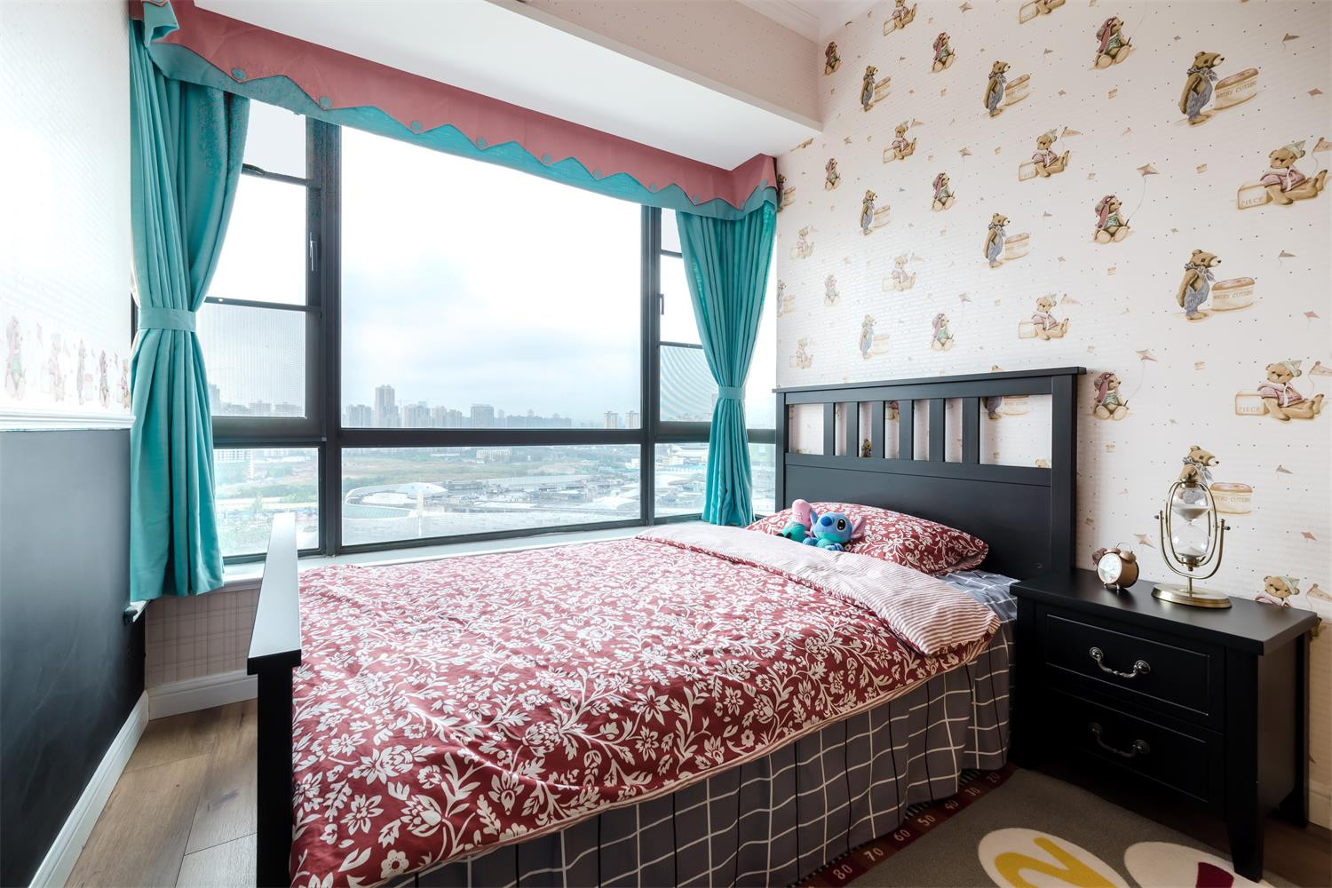 儿童的元素不必拘泥于儿童房这一个房间，把一些儿童元素放在其他的房间，可以提高家装的整体感