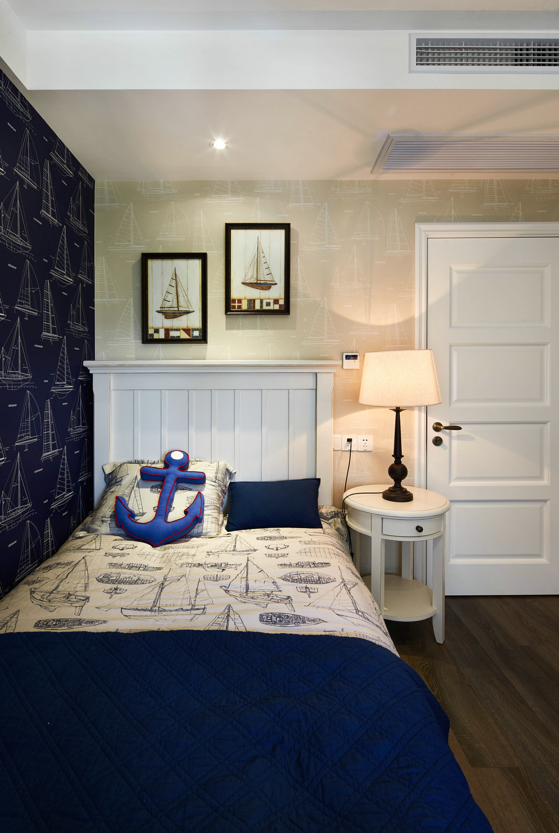 适宜且足够的照明，能让房间温暖、有安全感，有助于消除孩子独处时的恐惧感，一般可采纳全体与部分两种方法布设。