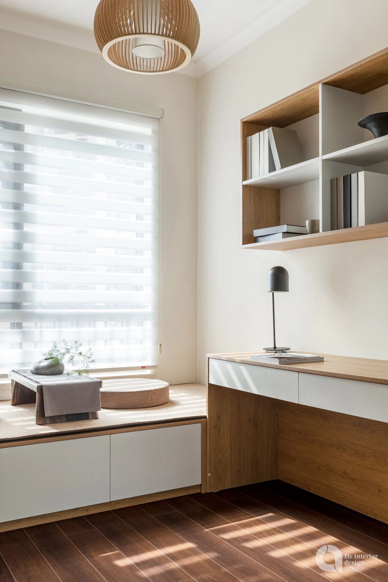 书房采用天然材质结合留白空间，以及独特的线条感书柜，让整个空间更加温润、简单和舒适。