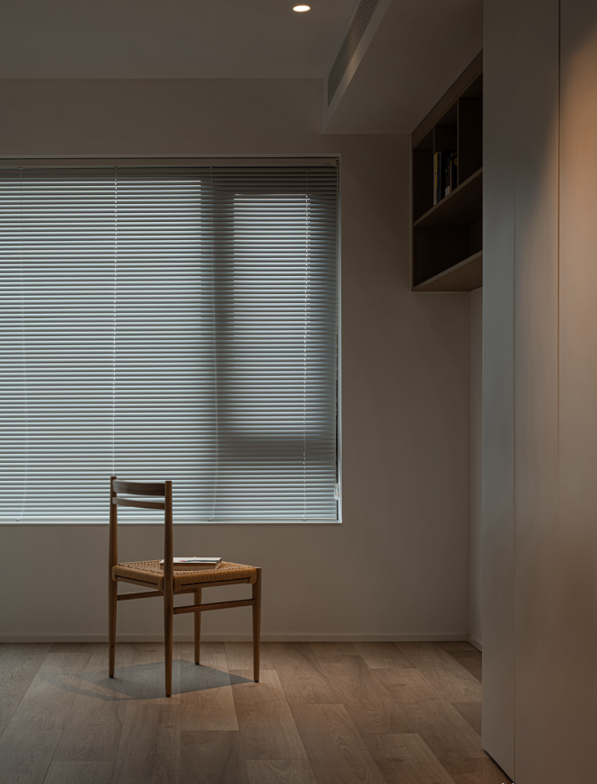 书房采用原木风的设计，简单自然，无压的居家办公和看书环境，在简单的线条和材质的选配下，沉浸一室高级格调。