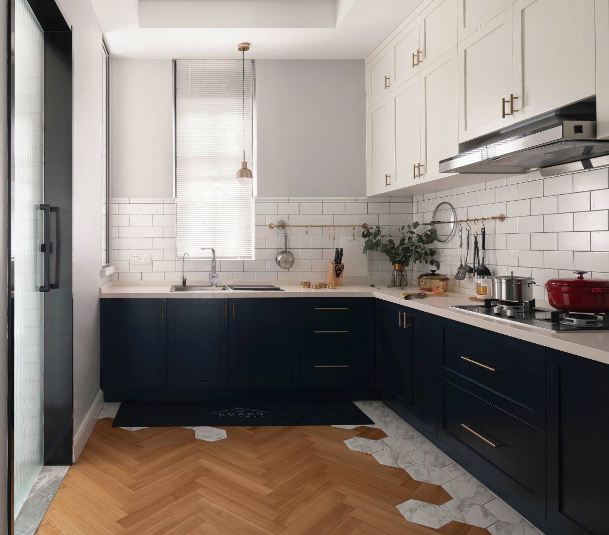 在开放式厨房装修中要尽可能留出活动空间。很多家庭之所以采用开放式厨房装修，现代化厨房装修效果图归根结底是想为客厅留出更大空间，这就直接导致厨房空间狭小，看起来一点都不大气