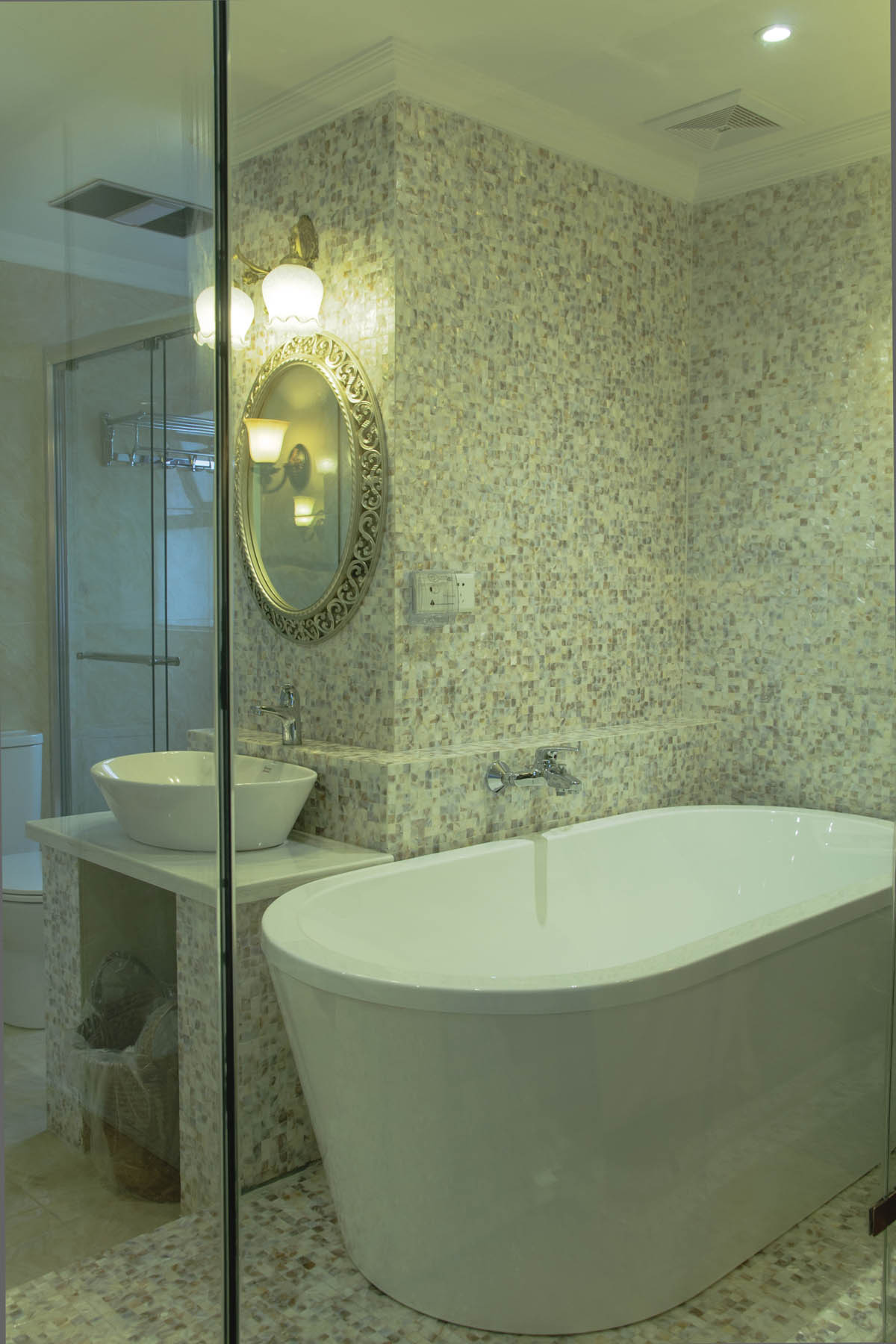 卫生间的洗手盆上方设计了一个圆形的镜子，避免了尖锐的棱角带来的突兀感，让空间更加温润和谐。