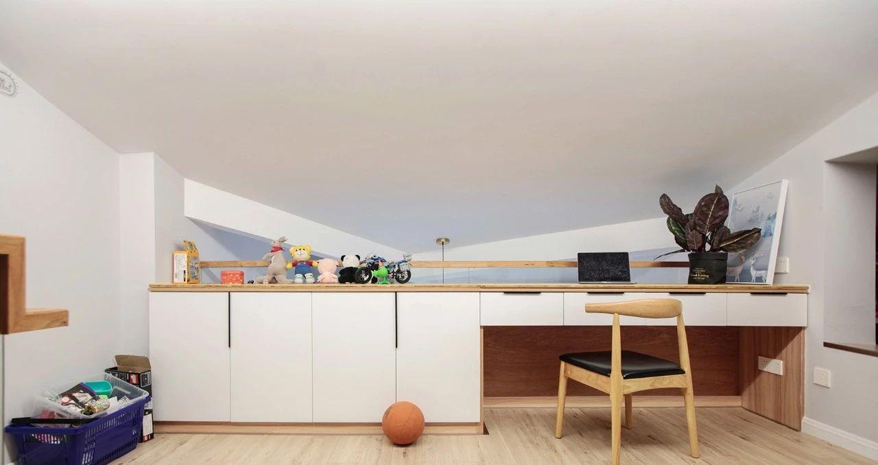 阁楼装修在近几年来非常的流行，尤其是小型阁楼的装修很受一些年轻人的喜爱。在业主的眼中，顶层阁楼的缺点相当明显，比如空间不规则、空间矮小，但在设计师眼中，这些缺点正是其魅力所在。一旦合理利用这些“缺点”，其空间的变化会更为丰富。这种类型的阁楼设计技巧是千万不要破坏阁楼的原有结构，通风、采光、防水、隔热，这些设计一个都不能忽视