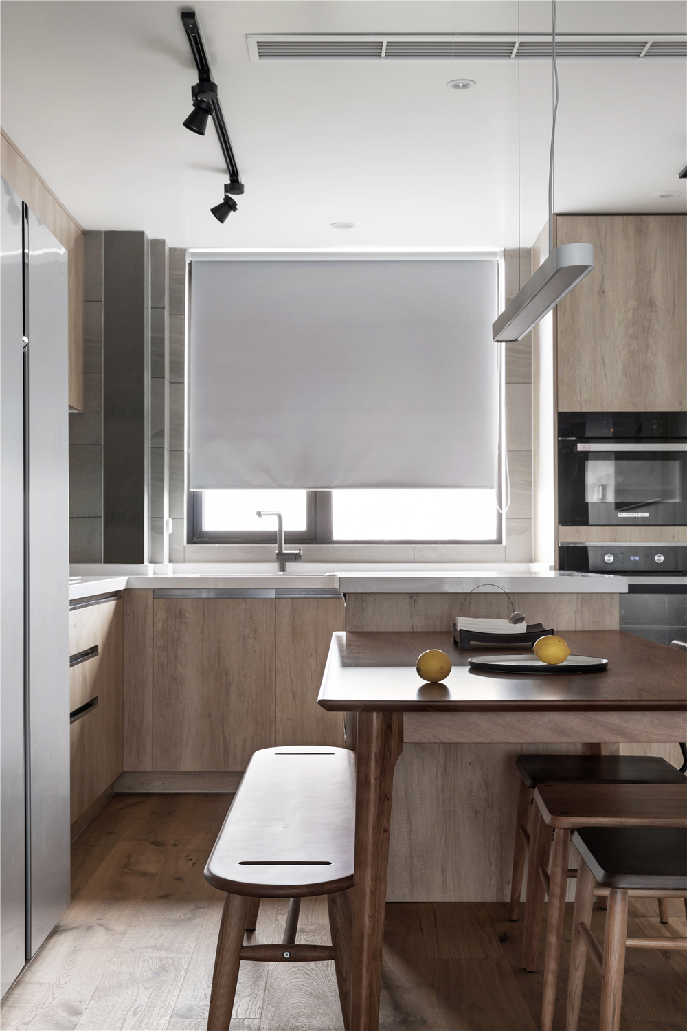 餐厅设计在厨房的一边，有利于形成与厨房之间直接的联动，做好菜品后方便端上餐桌，不必走很远。