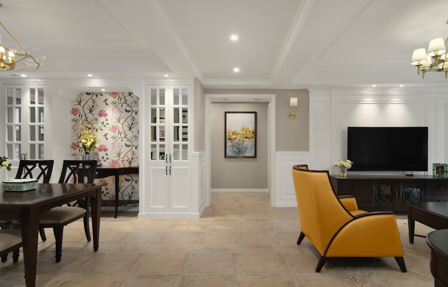 餐厅区域采用一盏小巧精致的吊灯、一束鲜花、一盆绿植，营造了一个美好温馨又简约的家庭用餐环境。