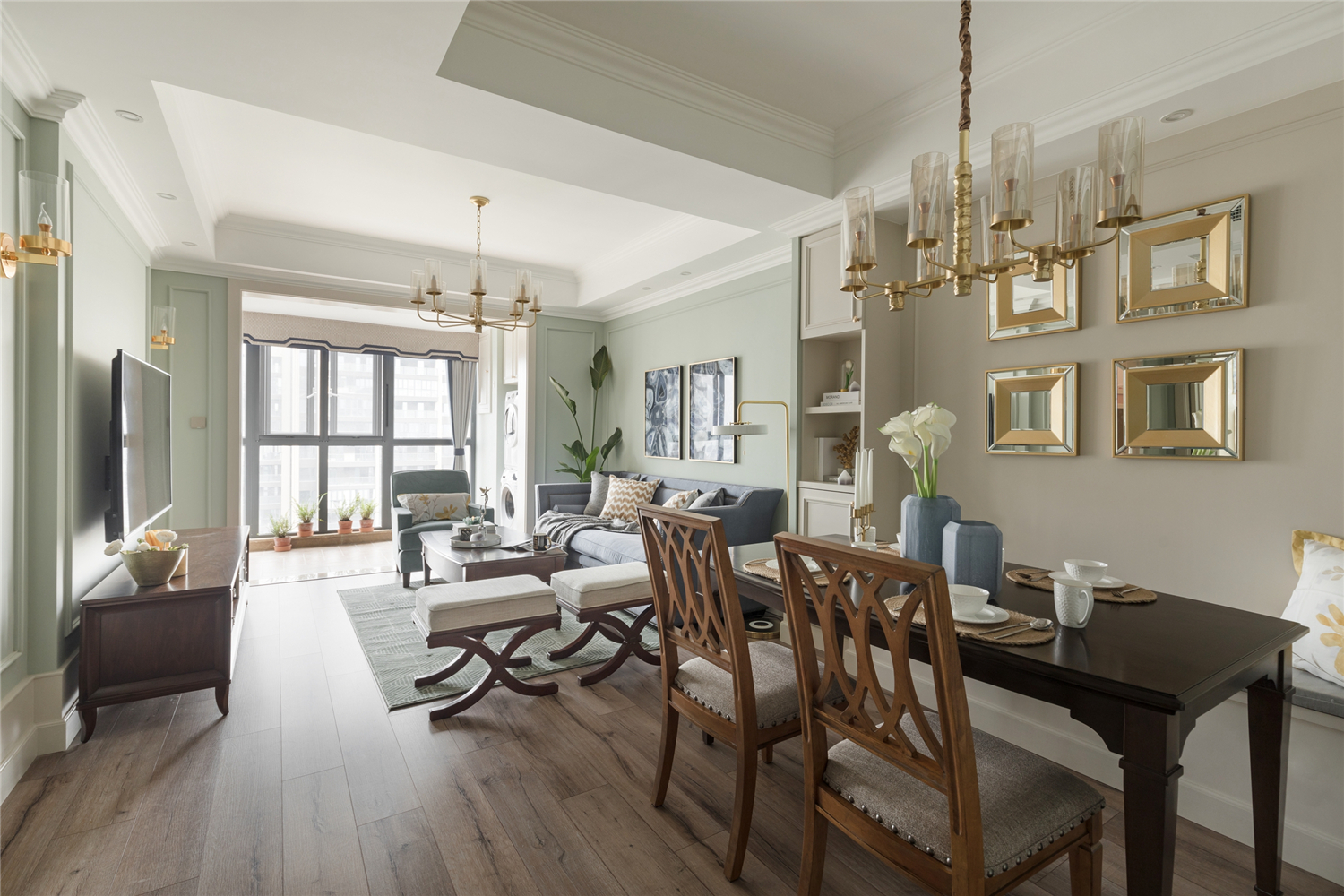 餐厅与客厅连在一起，让活动空间更加自由和方便，墙面的浅绿色色调为餐区营造了一个大自然的清新氛围。