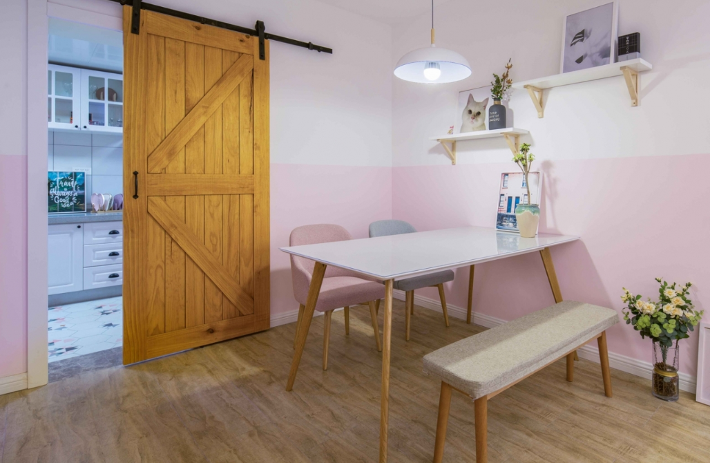 木质风格元素设计的餐厅，既简单又温馨，没有低沉的色调，反而营造了一个干净舒适的用餐空间。