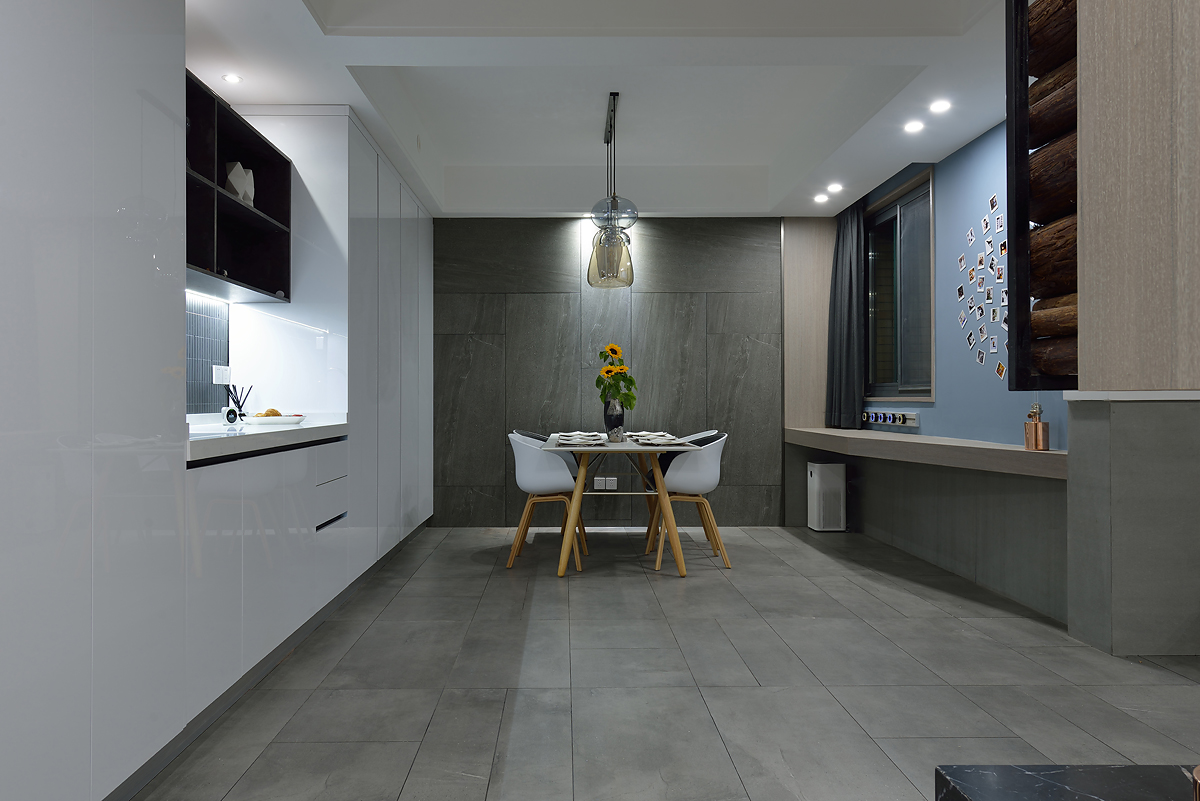 现代北欧风打造的餐厅设计，墙面以白色调为主，辅以艺术画和绿植、花艺作为装饰，吃饭的时候感受到的不止是简约时尚，更是温馨文艺。