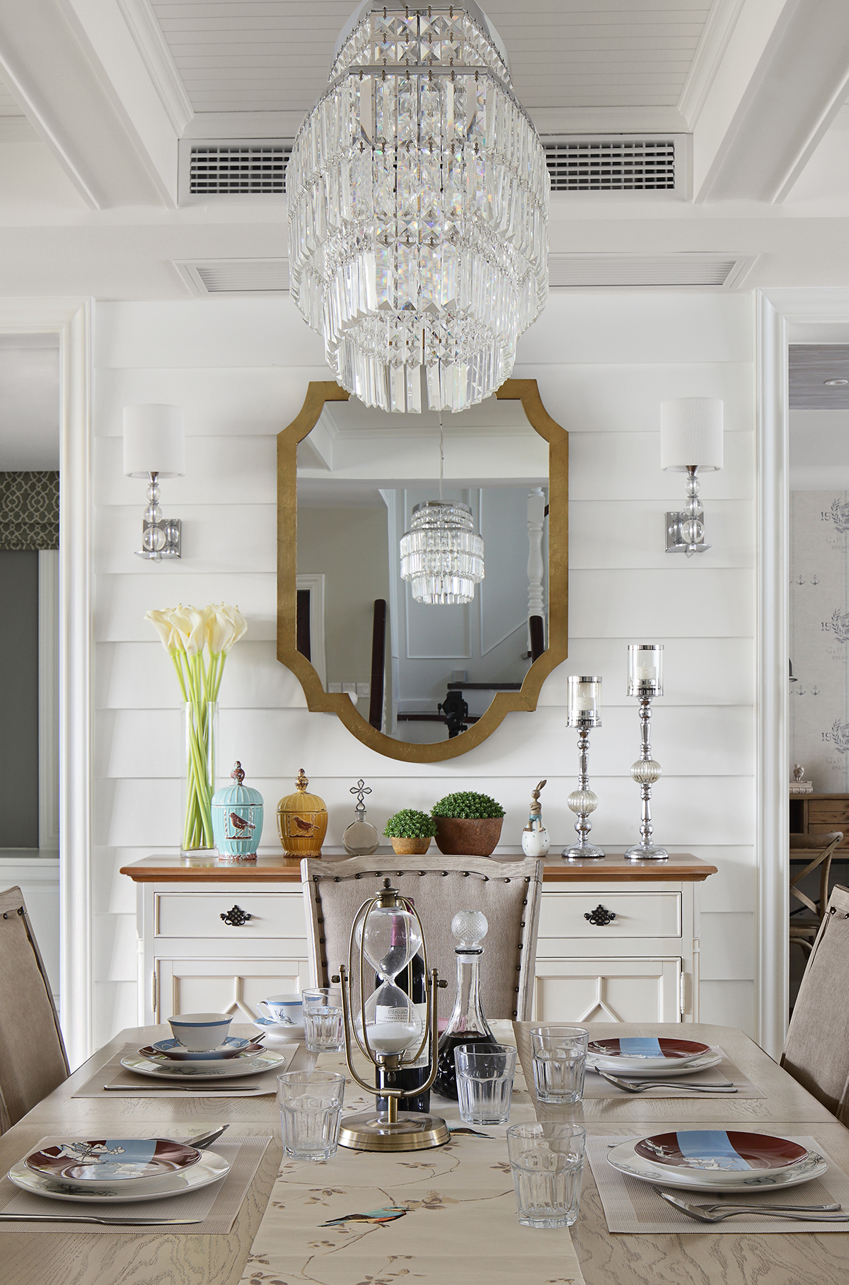 以纯白色为主色调打造的餐厅，显得明亮又极具高级感，简简单单，却又不失优雅和时尚感。