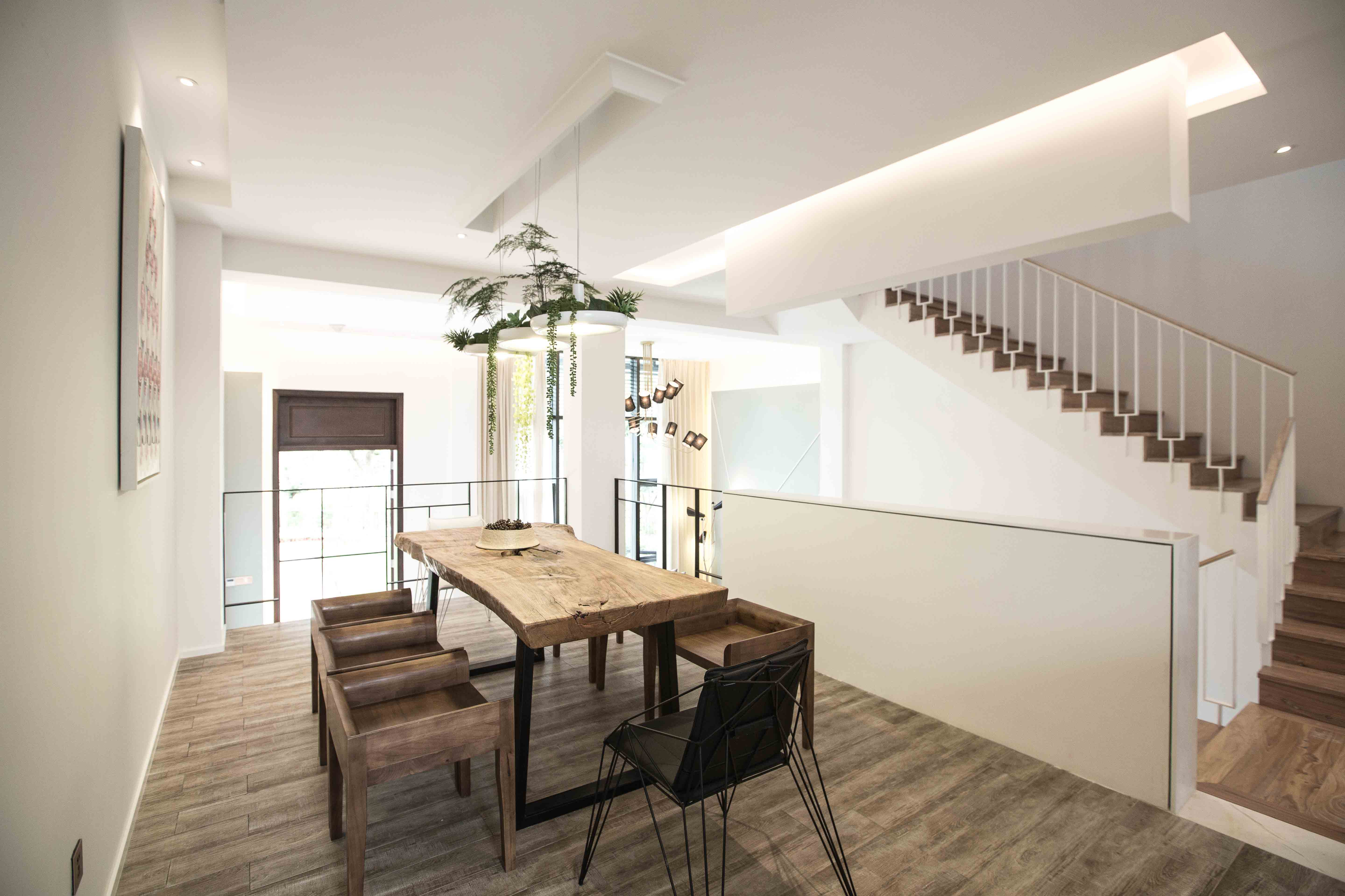 原木风的餐厅设计，简简单单，营造了一个干净雅致却又不失现代时尚美感的用餐环境。