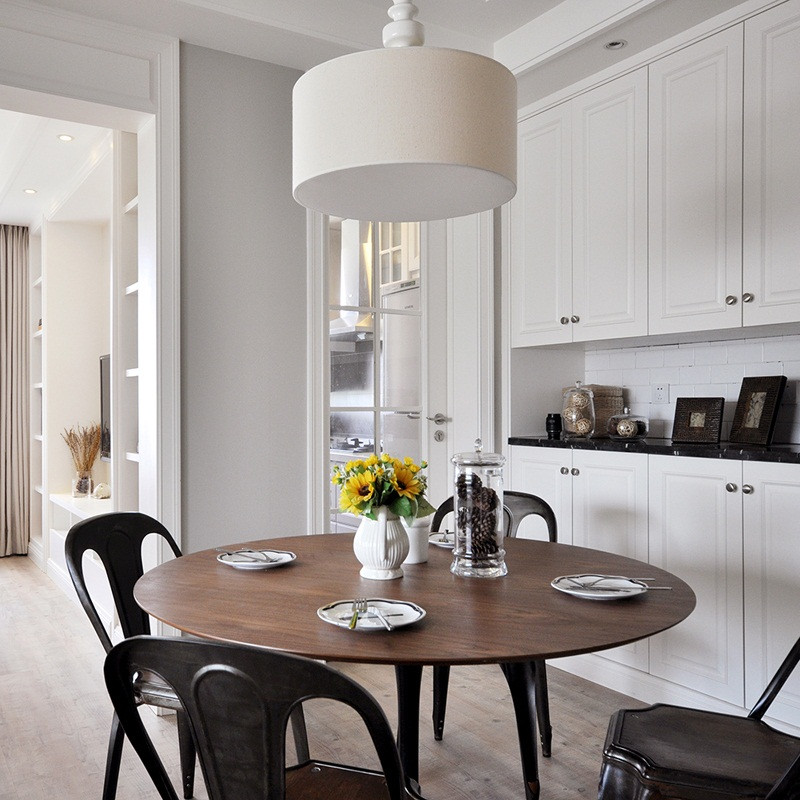 圆形的餐桌去除了突兀的菱角，显得圆润和谐，方便一家人在餐厅区域围坐在一家，既方便交流又氛围感满满。