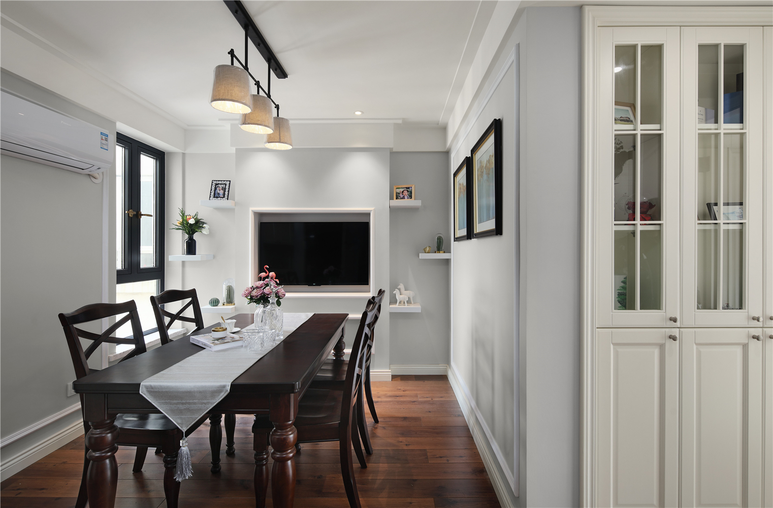 越是简单的餐厅设计，吃饭的环境就越显得高级宽敞，一幅壁画、一束花艺、一盏吊灯，构建了和谐温馨的用餐环境。