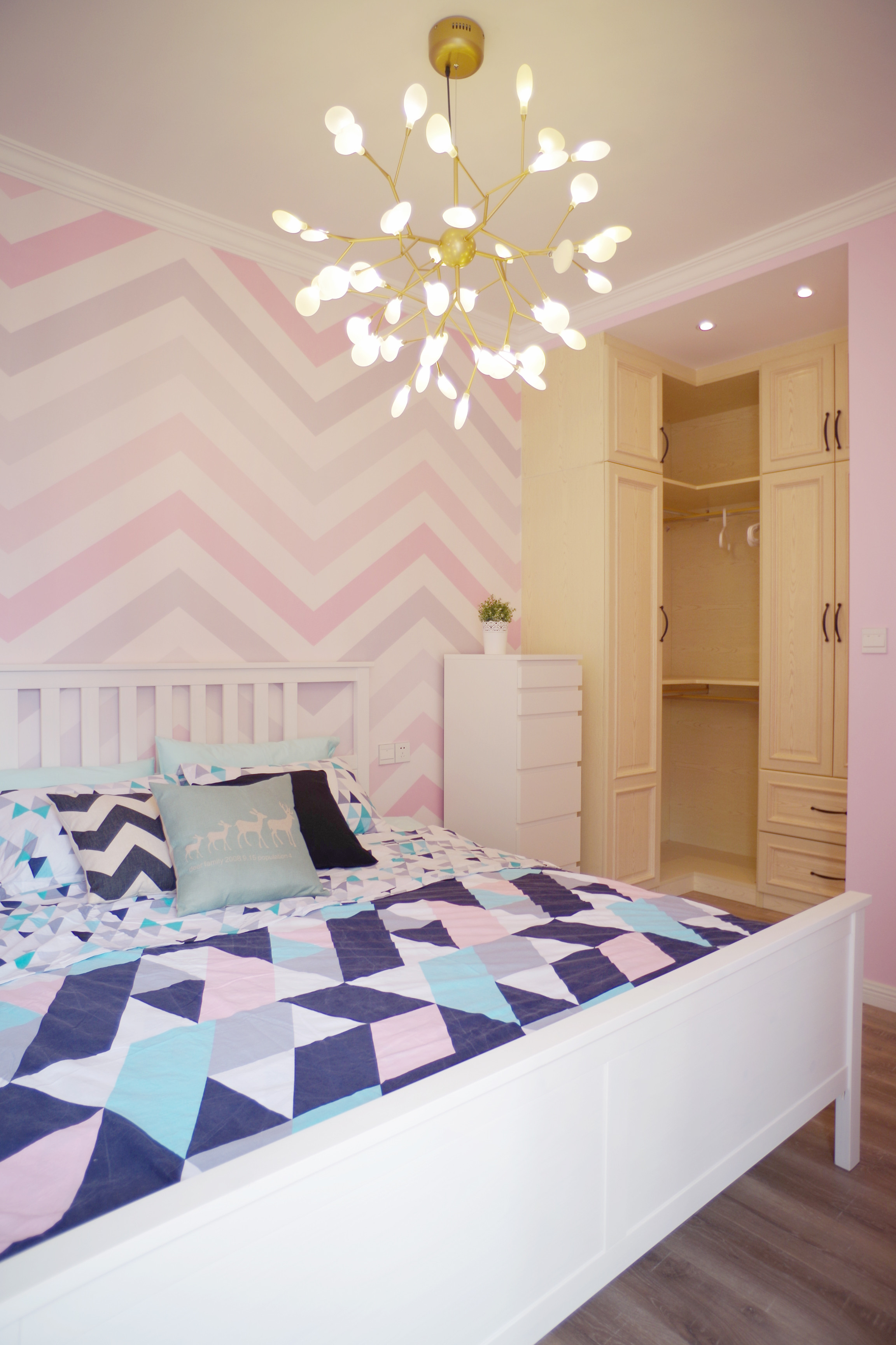 衣帽间在购买的时候，如果想要节省空间，不防把衣帽间的柜门换成推拉门的形式，这样款式新颖，且又可以隔开衣帽间和卧室这两个空间。