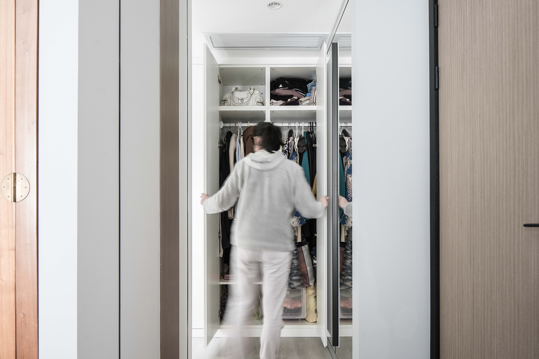 衣柜采用玻璃间隔，使得空间通透，衣柜内部规划不同的挂衣区，这样会更加整洁一些。柜子内部暗藏灯带，增加光源让家的高级感触手可及！