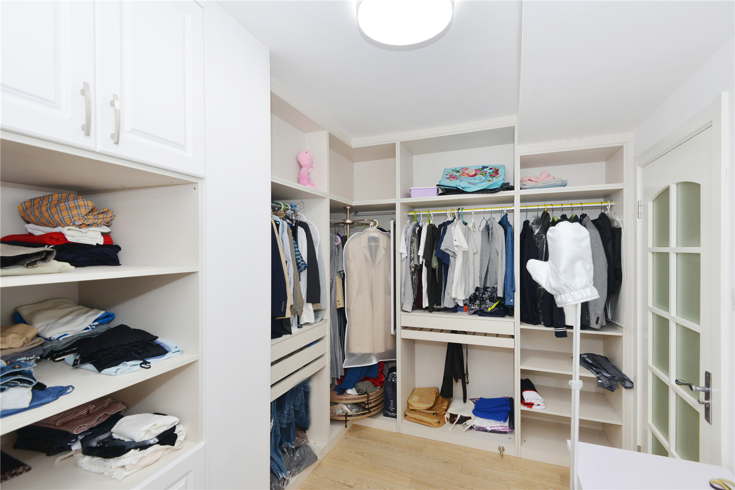 衣帽间以极简主义为核心，色调黑白灰为主，融入木色调和空间“温度”，显得简洁细致，突出材质和工艺的审美品质，回应居住者对生活质感的追求。