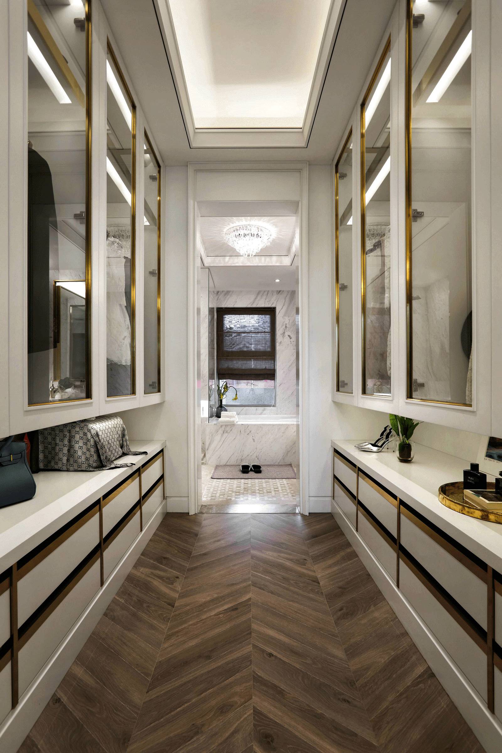 衣帽间通过局部的空间改造，大胆将黑色使用室内门，让整个房间略显无聊的白色墙面，呈现更为丰富的空间层次，为业主打造一个温暖、清透、简单、明亮的空间。