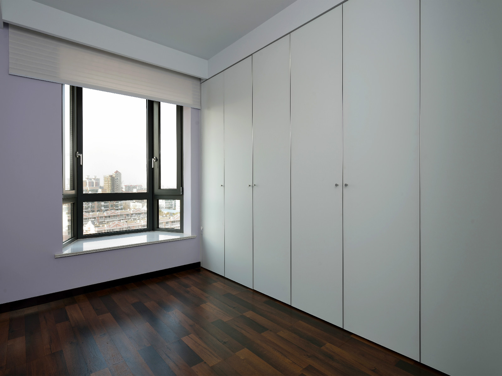 衣帽间采用意式极简和现代风格的复杂性交织叠合，衣帽间空间显得朦胧而慵懒，融洽且克制。