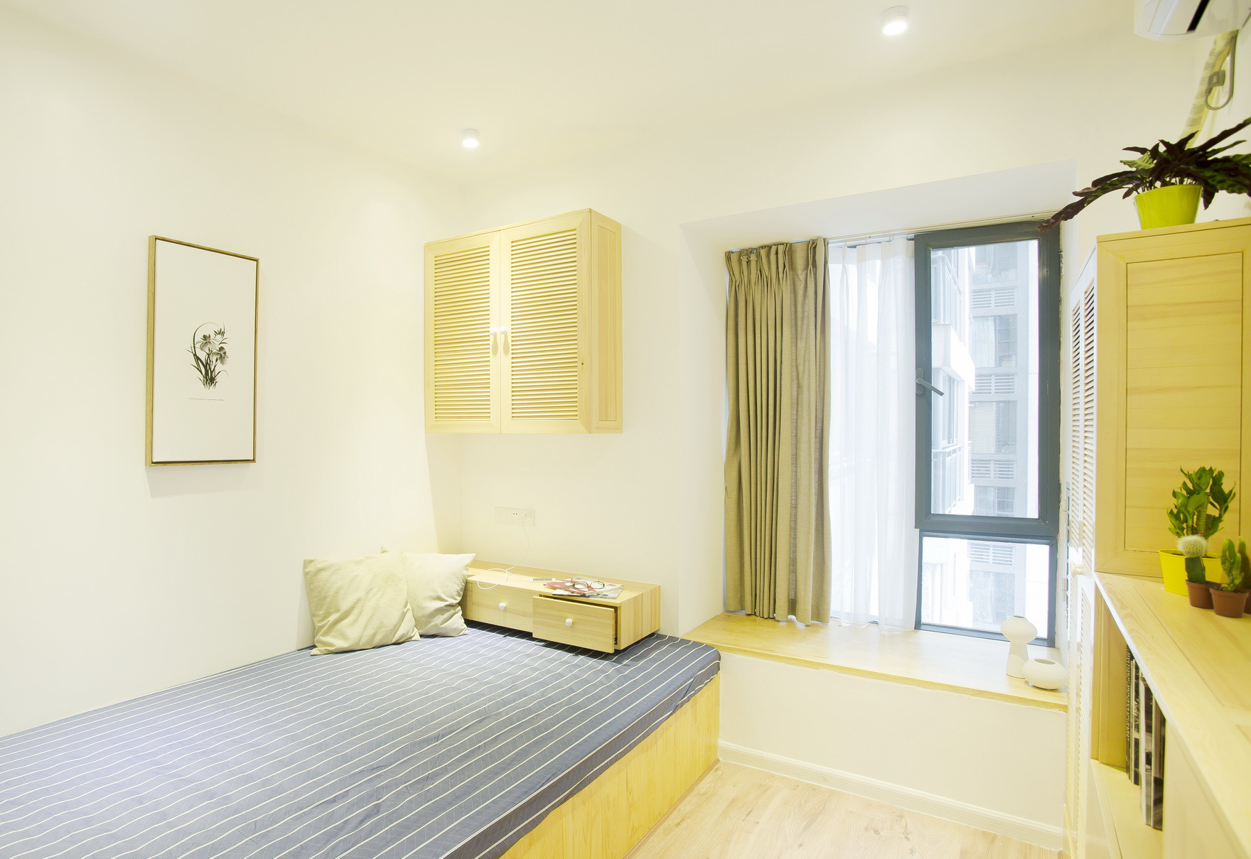 卧室是人休息的地方，卧室的好坏决定了人的健康状况。卧室装修时要注意材料、以及家具的选择。装修材料要选择环保材料，家具也要选择环保家具。在装修过程中尽量不要造成第二次污染，装修后要注意室内通风以及异味的处理，采取科学的方法降低甲醛、等有毒气体的伤害。