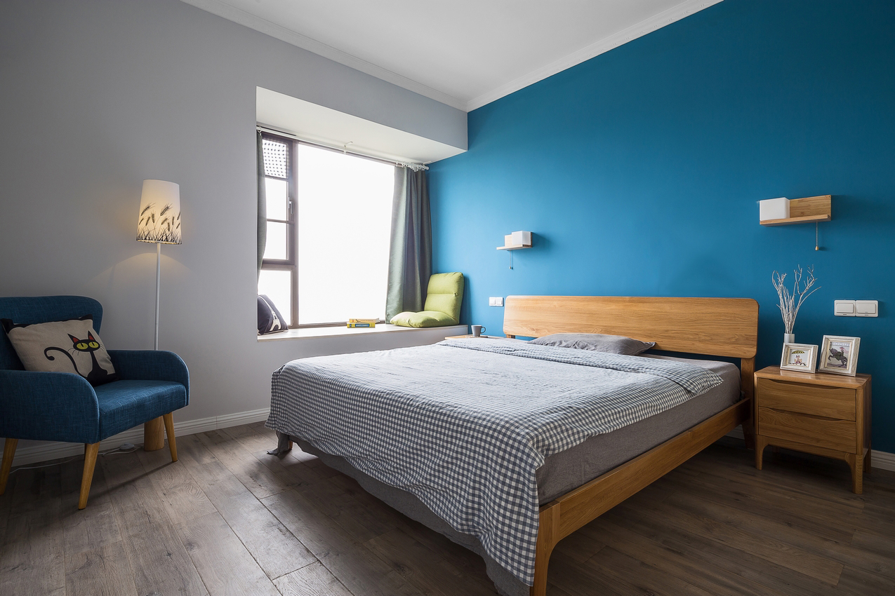 卧室装修设计原则：空间。搭配卧室镜子，选好角度和位置放好镜子，不仅可以做梳妆之中还可以使卧室空间得到增大。床位位置要让床头靠墙，这样人活动打扫都会很方便。保证卧室重要的东西靠窗，更好的吸收阳光。