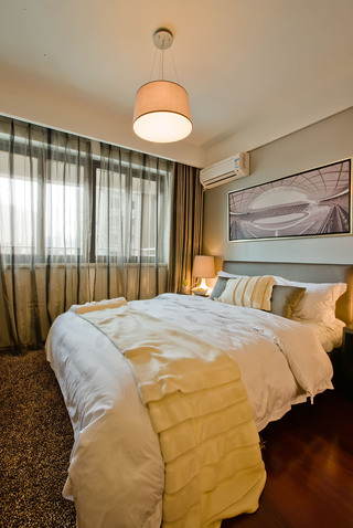 卧室内的照明以黄色为主色调，比如在床头的上方镶嵌筒灯、壁灯，或者在装饰柜中镶嵌筒灯，以塑造温馨、舒适的氛围，会使整个居室更具浪漫舒适的温情。