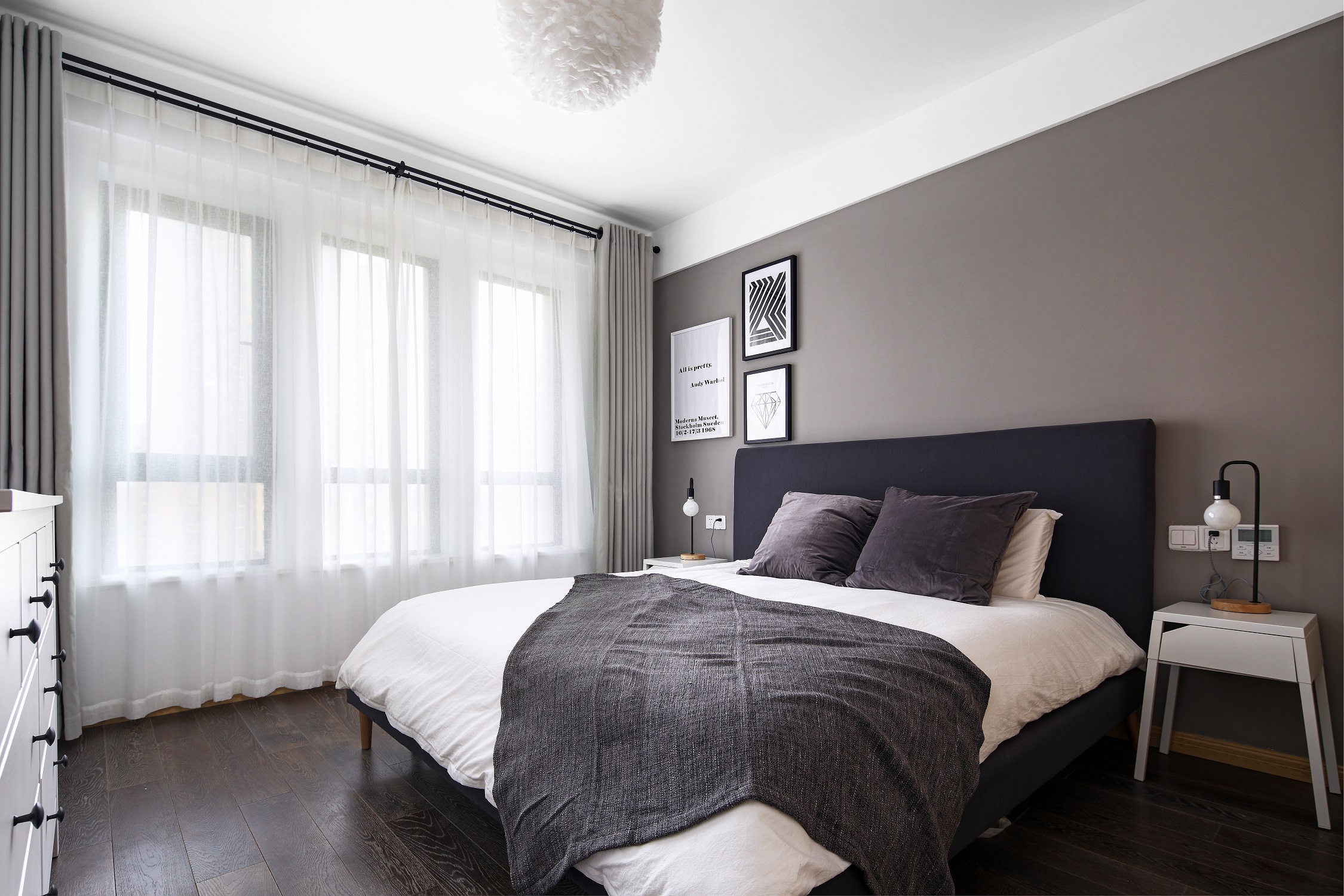 儿童房在保持整体灰色系简约风的调性基础上，采用了小帐篷设计，让孩子多了玩耍的空间，多了些许童趣与活泼轻快。