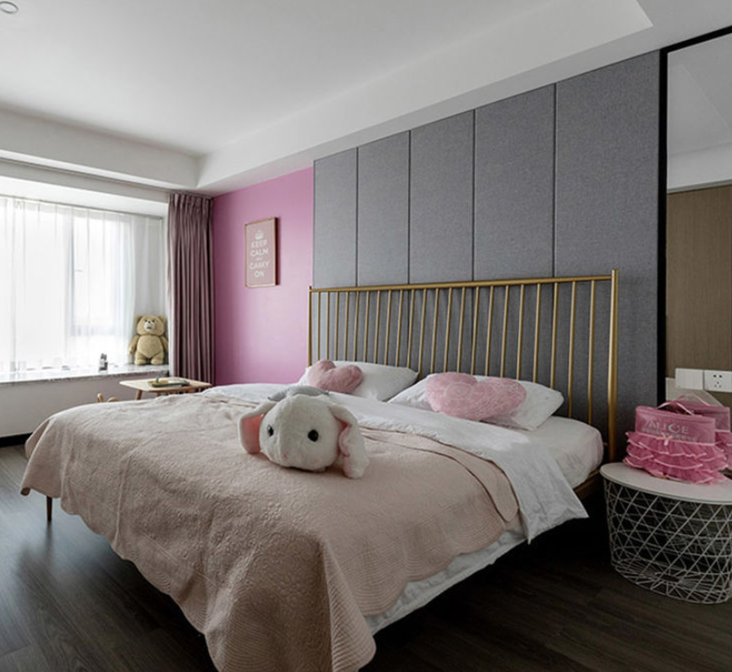 儿童房在米白的主色调中，融入女孩子最喜欢的粉和提升气质的灰，温馨简约、尤为耐看，让每一次的成长与进步，都复刻进这片安全感十足的小天地中。