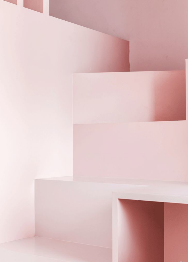 女儿的房间主打粉色调，采用定制的粉色造型，给予孩子自由活动和玩耍的空间。