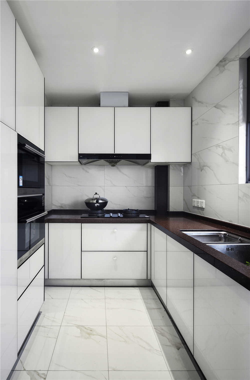 实木在厨房的环境很难打理，容易变形，也并不耐用，由于实木组装橱柜的大面积柜体板时不可避免会用到胶，环保上也并不令人放心，比较好的选择是用实木贴皮，既有木材天然的温度，又保证耐用