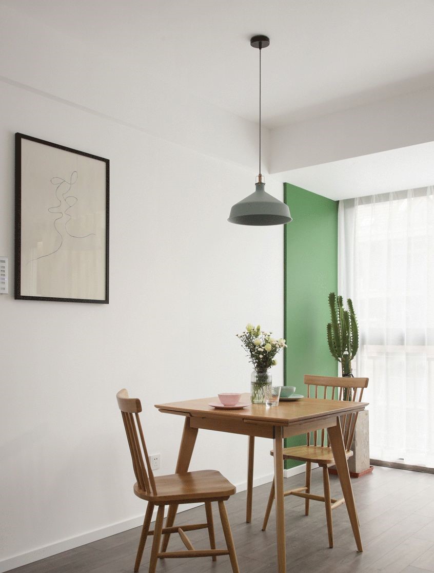 原本北阳台的独立存在导致餐厅二次采光，所以餐厅会暗很多，拆除与北阳台之间的推拉门，将北阳台纳入餐厅，不仅加大餐厅空间，从而也将户外的光线更好的引入餐厅，南北通风也更为流畅，纱帘透光不透人，增加餐厅的私密性但又不影响日常采光。