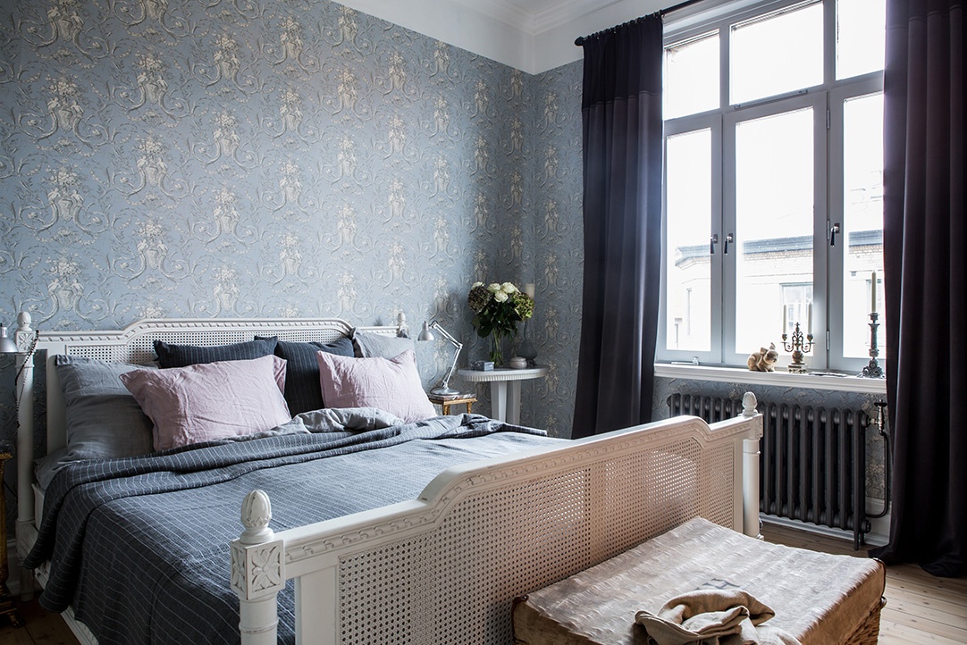 卧室选用了一抹蓝作为空间的颜色点缀，加上白色的收纳柜，总体呈现一个温馨沉稳的休息空间。