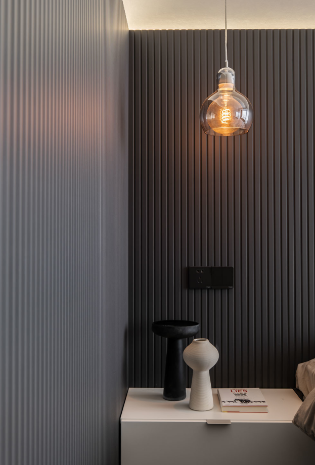 卧室的面积不大，尽量以简单的家具为主导，浅灰色床头背景和奶咖色的床上用品中和搭配，达到理性与温馨的相遇，肌理与材质的平衡。