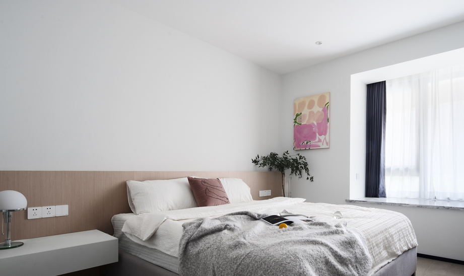 主卧的背景墙使用木饰面拼接的半墙设计，搭配纯白的色调，简简单单，却又内敛而素净，为屋主营造舒适的休憩时光。